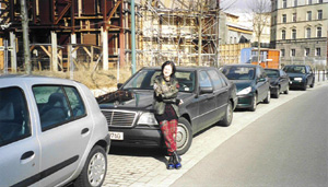 chrissy vor wosch-auto
