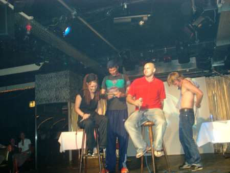 tommy: und jetzt mu� ich den anbehalten?