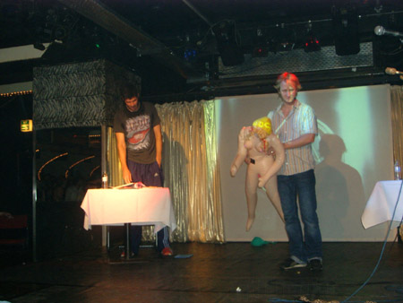 sei doch mal bi�chen z�rtlich!