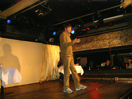 wosch betritt die b�hne