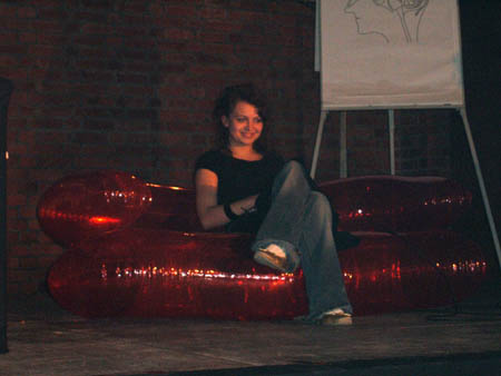 sarah auf dem love-sofa