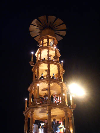 pyramide mit verkr�ppelten figuren