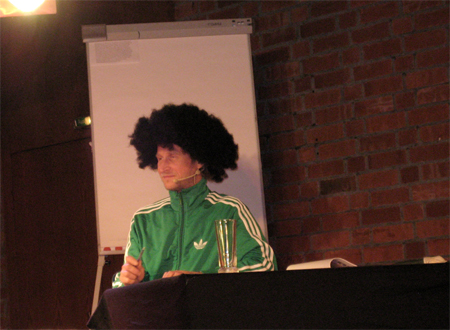 Michi hört gebannt zu..