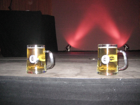 2 Bier warten auf den Beginn der Show