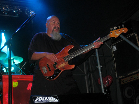 leo schaut ins nichts