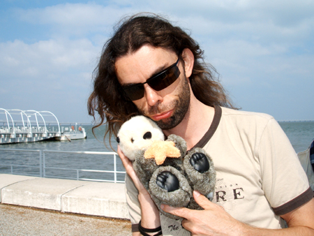 bärtiger mann mit ottertier