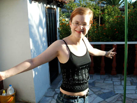 ..chrissy genießt schonmal den sonnenschein