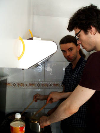 die männer bereiten das essen zu..