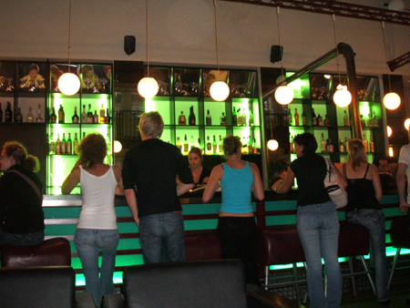 eine turnhalle mit theke