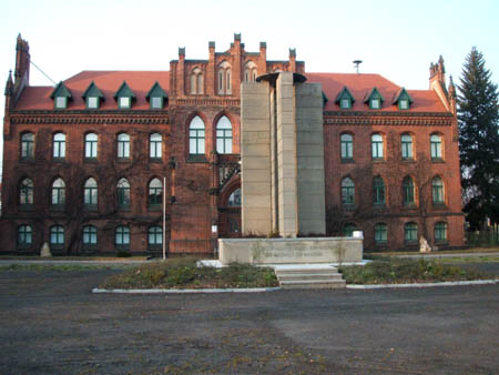 geb�ude mit mahnmal