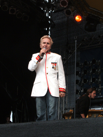 klaus begr��t die nicht allzu zahlreiche menge..