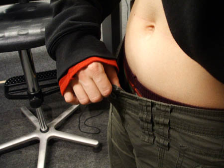 und auch chrissys bauch ist ganz flach..