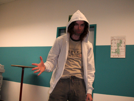 springhuhn in kapuzenjacke