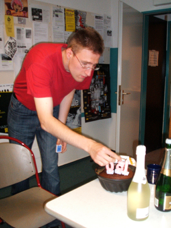 andré zündet den kuchen an!