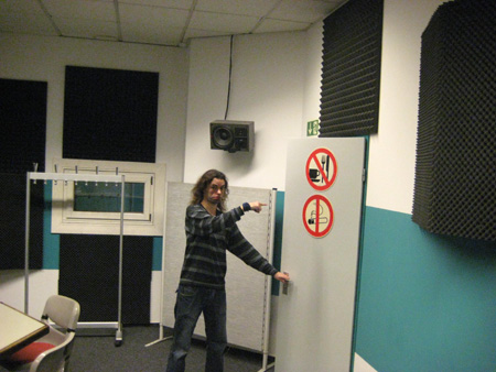 springhuhn stellt sicher, da� die t�r zu ist