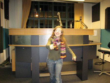 chrissy wirft papierflieger