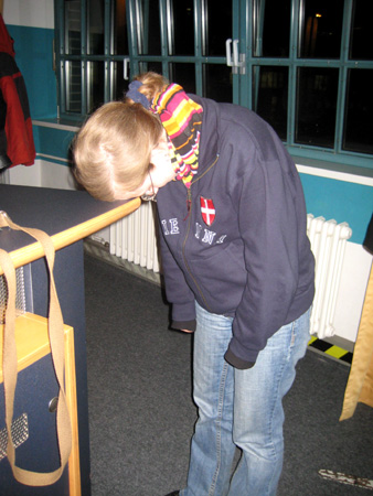 chrissy schl�ft im stehen..