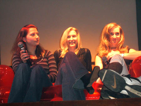 3 frauen auf einem sofa!