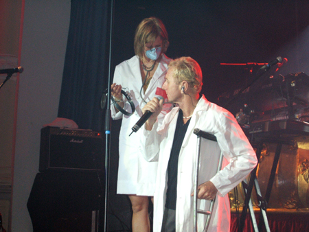 an sieben krücken..