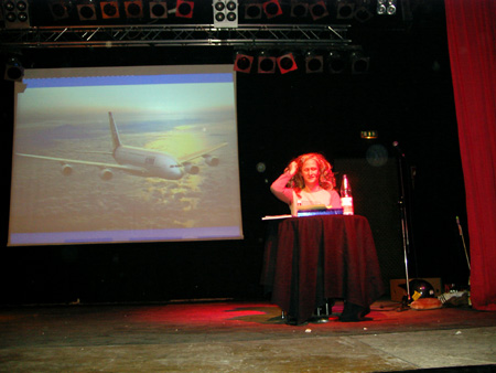 die stewardess erl�utert das unterhaltungsprogramm