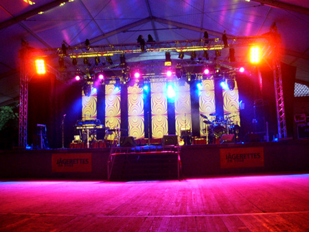 die b�hne wartet..