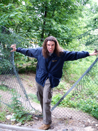 springhuhn bricht durch den zaun