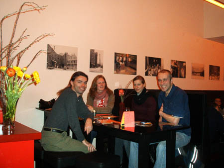 das team trifft ein, nach und nach..