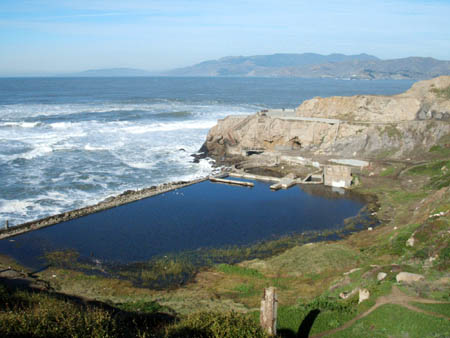 Ehemaliges Schwimmbad, beim Erdbeben zerstört