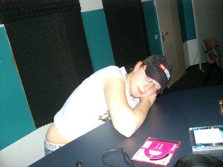 katja ist unheimlich gefesselt von der show..