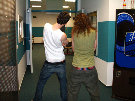 von hinten, mit tiefh�ngenden hosen