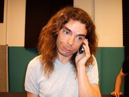 springhuhn mit frischgewaschenen haaren