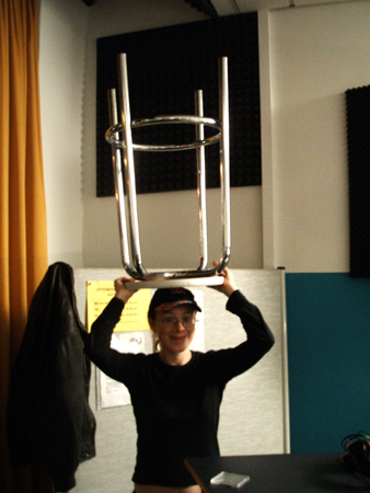 chrissy kann ungeheure lasten auf dem kopf tragen