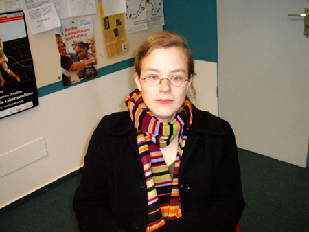 es ist kalt: chrissy hat den schal an