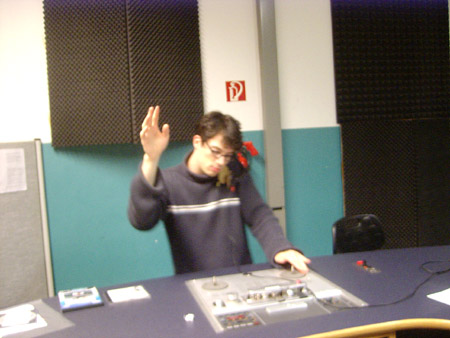 typischer 90er-dj legt gerade dune auf