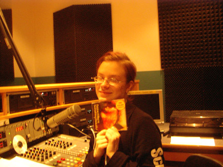 chrissy, vertr�umt mit ihrer robbie-cd