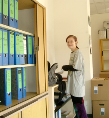 chrissy im b�ro der gegen-alles-weltzentrale