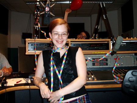 chrissy mit luftschlangen