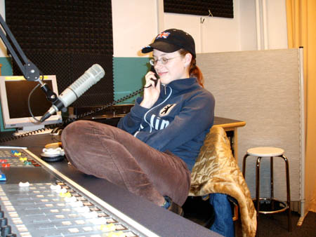 chrissy telefoniert mit dem anrufer