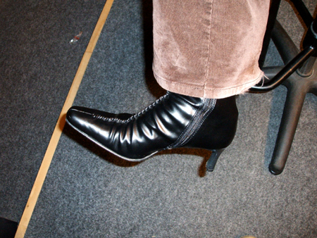 vorsicht, spitz: chrissys neue stiefel!