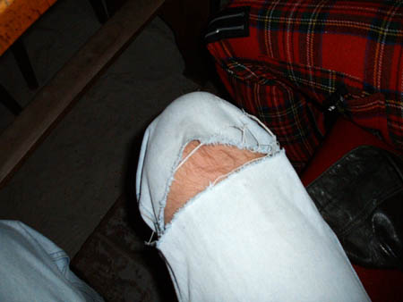 springhuhns zerfetzte jeans