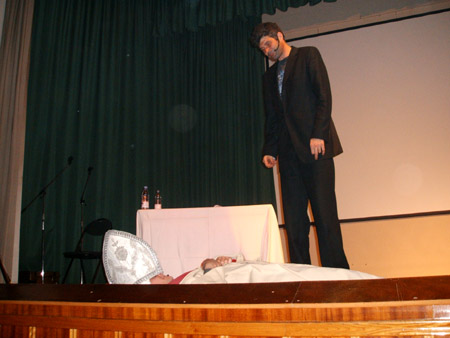 der aufgebahrte papst, immer noch frisch