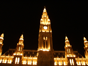 rathaus bei nacht